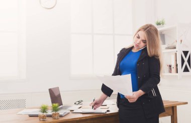 Hamile iş kadın ofiste telefonda söz