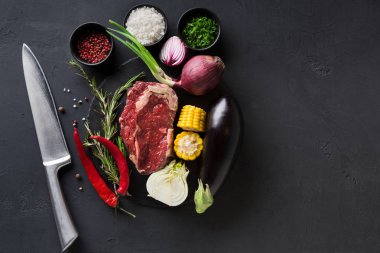 Siyah arka plan, tabakta baharatlar ile kaburga eti