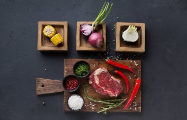 Malzemeler ahşap kutular, ahşap masa ve çeşitli baharatlar ile kaburga eti yemek.