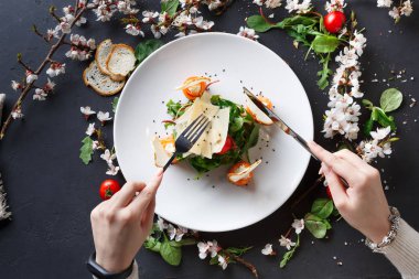 Kadın yemek restoran yemek gri arka plan üzerinde beyaz plaka üzerinde