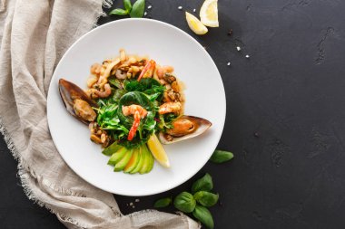 Sıcak salata ızgara deniz ürünleri düz ile yatıyordu