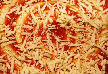 Ham pizza domates sosu ve rendelenmiş peynir ile