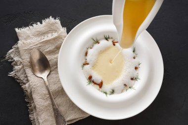 Mantar kremalı çorba yukarıdan dökme suyu