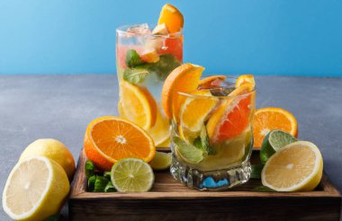 Narenciye içecekler ve meyve renkli yaz arka plan