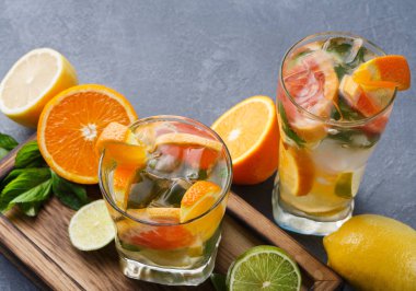 Narenciye içecekler ve meyve renkli yaz arka plan
