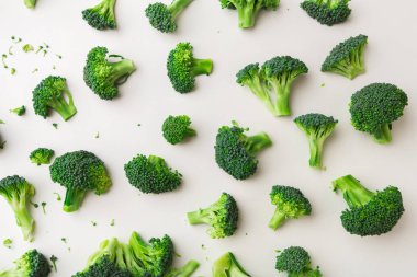 Beyaz arka plan üzerinde brokoli ile desen.