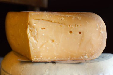 Tekerlek ve bakkal dükkanı raf closeup ilgili olarak sert peynir