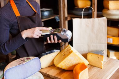 Kadın tezgâhtar ile kredi kartı makine