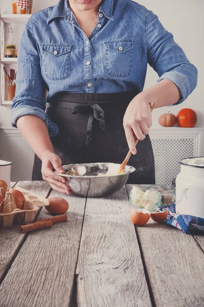 女性パン卵、バターと小麦粉で生地をかき混ぜる — ストック写真