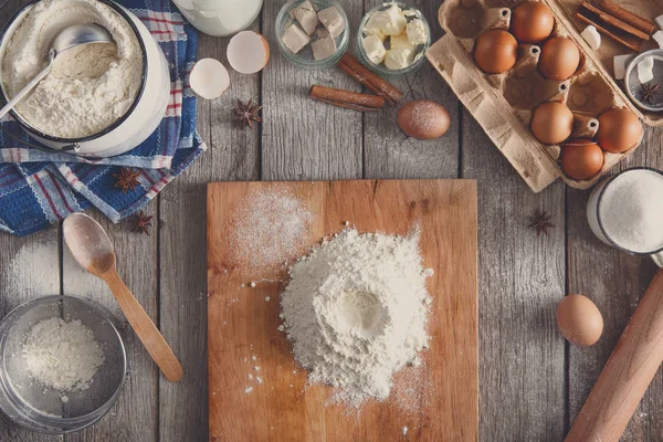 Rustik ahşap arka plan üzerinde fırın malzemeleri
