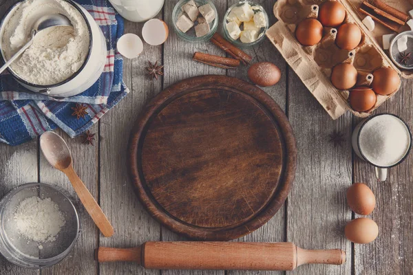 Rustik ahşap arka plan üzerinde fırın malzemeleri