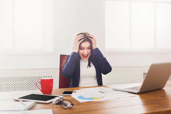 Mulher de negócios frustrados com dor de cabeça no escritório — Fotografia de Stock