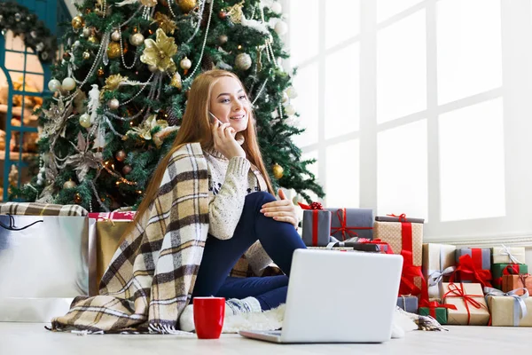 아늑한 크리스마스 인테리어에 온라인 쇼핑 하는 젊은 여자 — 스톡 사진