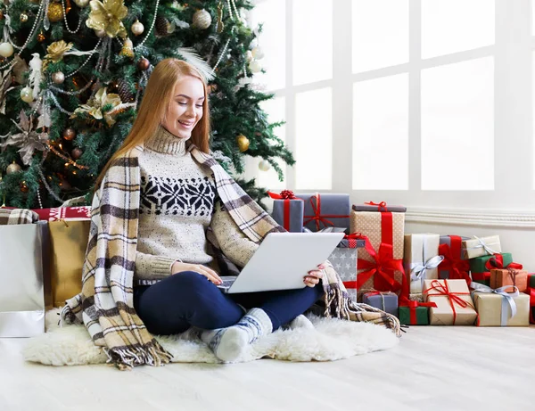 Laptop Noel iç adlı genç kadın online