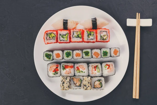 寿司と黒い背景、トップ ビューにロールのセット — ストック写真