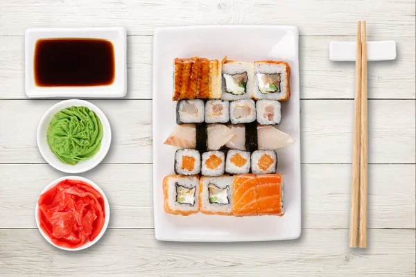 一整套寿司、 maki 和白色木制背景上卷 — 图库照片