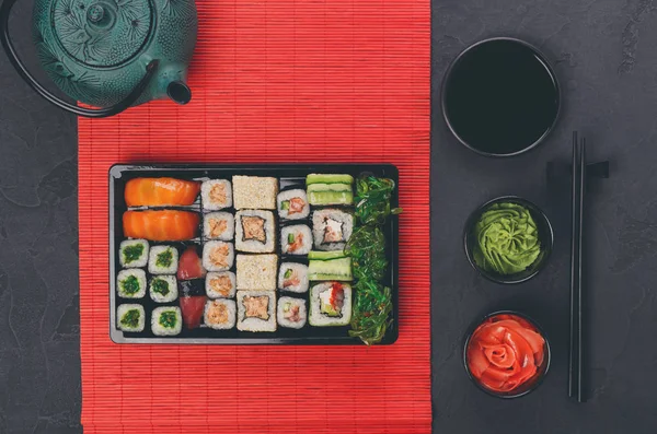 Japon restoranı Sushi ve rulo Üstten Görünüm