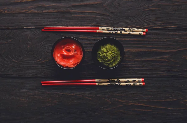 Sushi tablewear bovenaanzicht op donkere achtergrond — Stockfoto