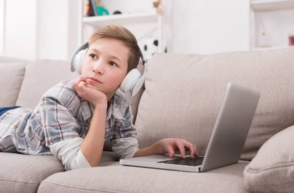 Tiener genieten van muziek in hoofdtelefoons thuis — Stockfoto