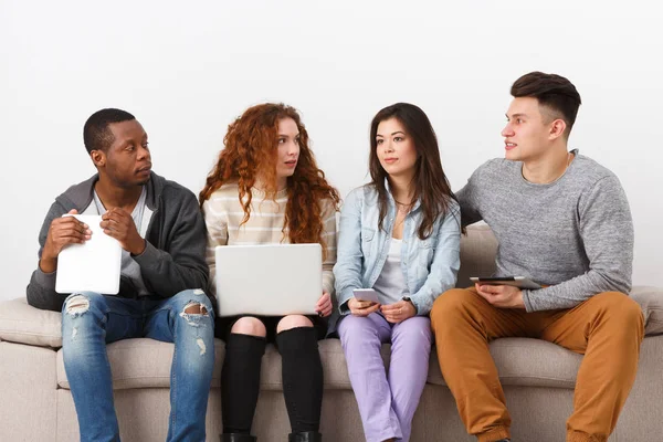 Jóvenes usando aparatos, estudiantes, tecnología — Foto de Stock