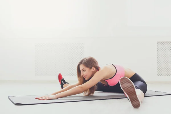 Fitness dziewczyny na rozciąganie, trening w pomieszczeniu — Zdjęcie stockowe