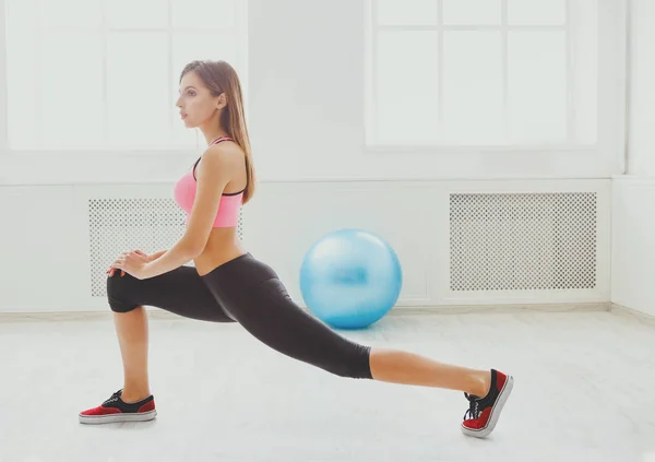 Fitness donna a stretching allenamento al chiuso — Foto Stock