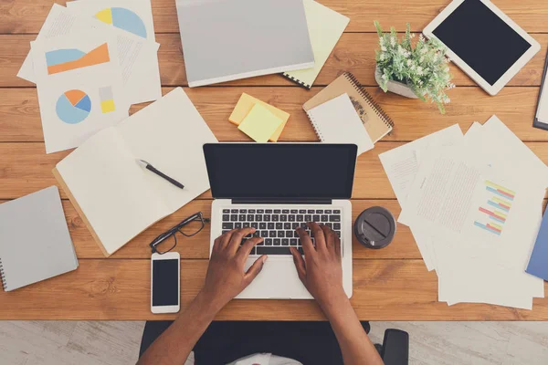 Afrikalı-Amerikalı işadamı iş, Masa üstü görünümü