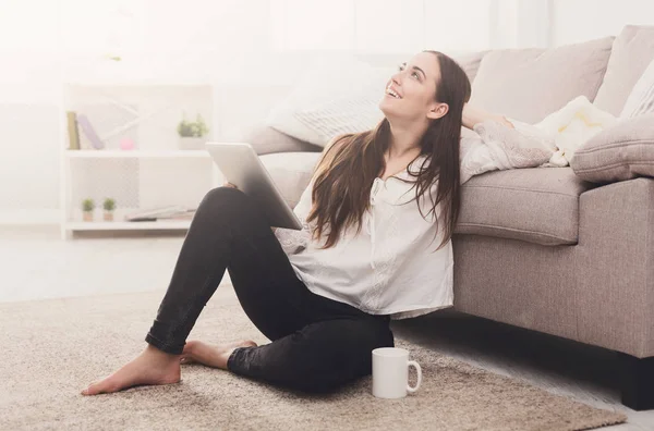 Kız evde bir tablet ile