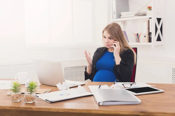Embarazada mujer de negocios en el trabajo hablando por teléfono — Foto de Stock