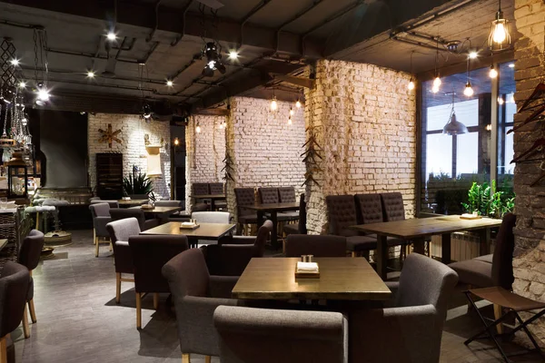 Interieur van het sfeervolle restaurant, loft-stijl — Stockfoto