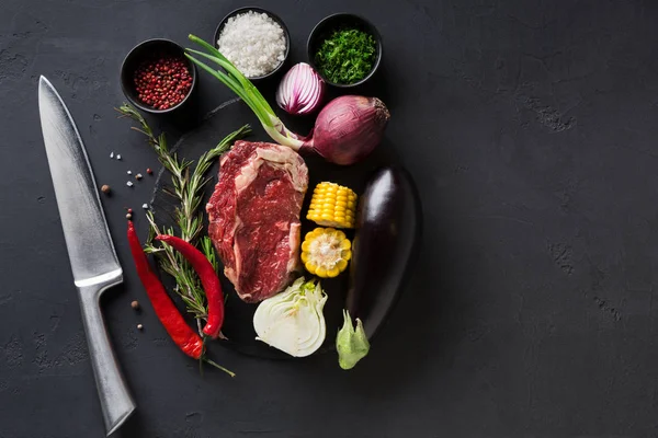 Siyah arka plan, tabakta baharatlar ile kaburga eti