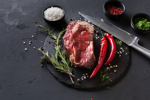 Siyah arka plan, tabakta baharatlar ile kaburga eti