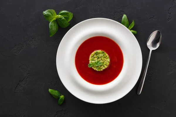 Gazpacho de sopa de tomate frío con vista superior de aguacate —  Fotos de Stock