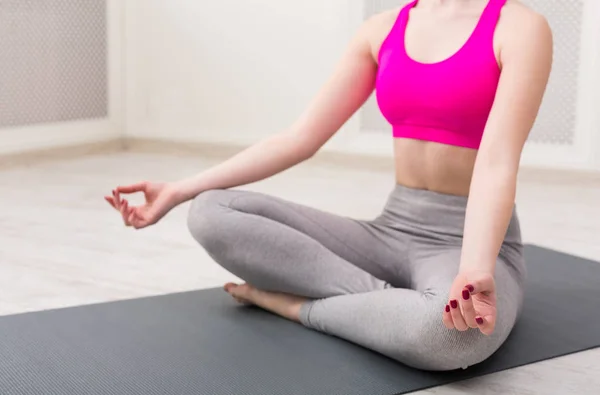 Жінка тренує йогу в позі лотоса, крупним планом — стокове фото
