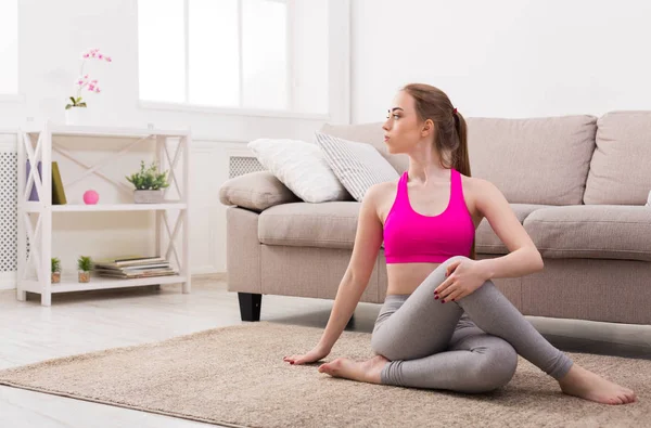 Kvinnan utbildning yoga vrida salvia pose. — Stockfoto