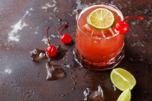 Kireç kahverengi masa arka plan üzerinde kırmızı kokteyl