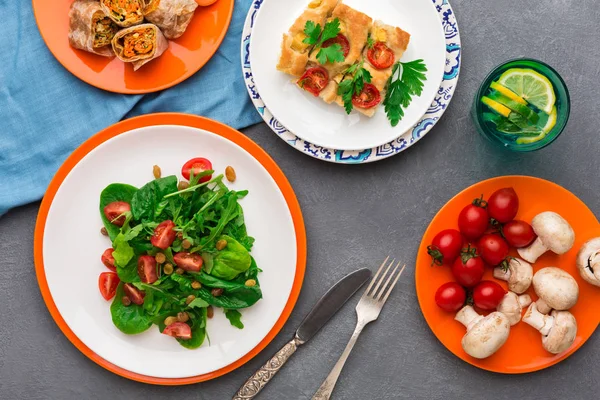 Sağlıklı yemek yeme gri arka plan üzerinde Üstten Görünüm.