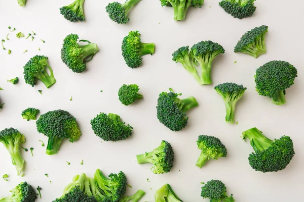 Beyaz arka plan üzerinde brokoli ile desen.