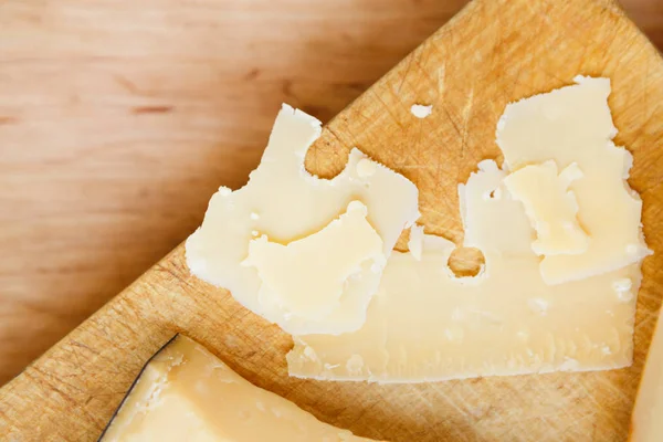 Bandeja de queso, parmesano sobre tabla de madera natural — Foto de Stock