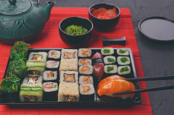 Yemek suşi ve rulo olarak Japon restoranı