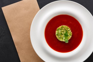 Avokado ile soğuk domates çorbası gaspaço yakın çekim