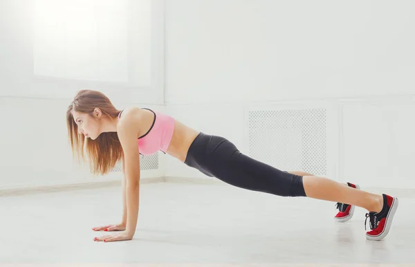 Fitness mulher prancha formação dentro de casa — Fotografia de Stock