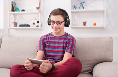 Genç çocuk oyun mobil oyun evde gülümseyen