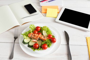 Sağlıklı bir iş öğle yemeği aperatif ofis, sebze salatası Üstten Görünüm