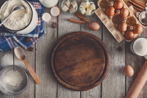 Rustik ahşap arka plan üzerinde fırın malzemeleri