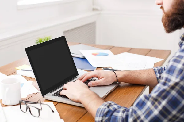 Genç işadamı modern beyaz ofis içinde laptop ile çalışma — Stok fotoğraf