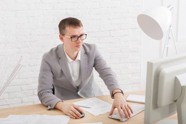 Bilgisayarlı genç işadamı