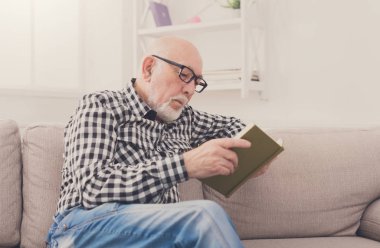 Komuta sizde kopya alanı evde, kitap okuma