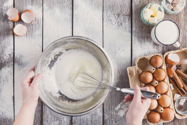 Çırpma yumurta rustik ahşap zemin üzerine Üstten Görünüm