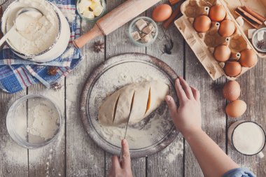 Rustik ahşap arka plan üzerinde yapımı ekmek en iyi görünümü